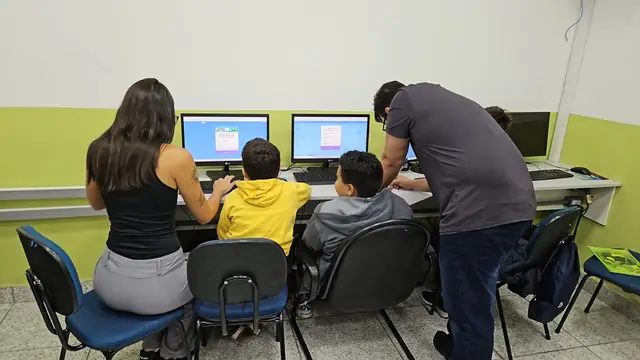 Monitores acompanham jovens nos computadores