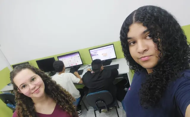 Monitoras da equipe Conecta no laboratório